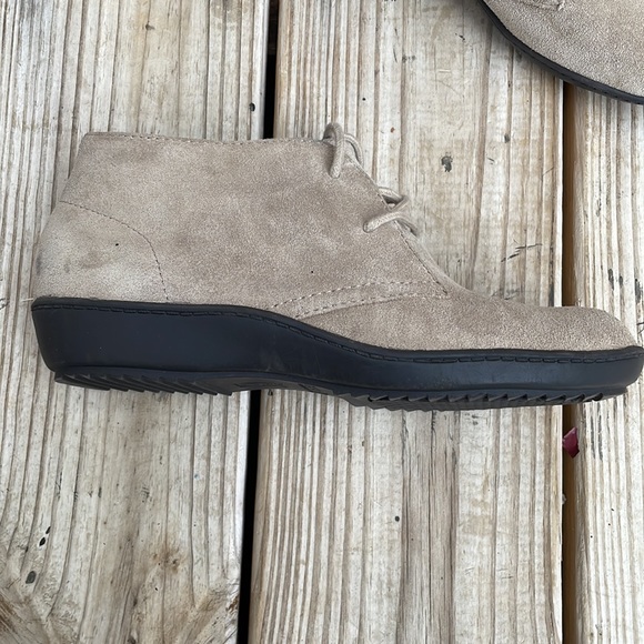 NWOT- Aerosoles Pine Tree TAUPE SUEDE Shoes/ Ankle Boots Size 6.5W - Picture 3 of 12